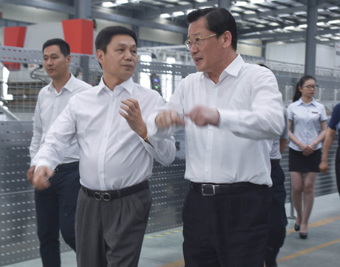 徐州市委常委、徐州经济技术开发区党工委书记王强参观升华电梯“无人化工厂”(图1) 徐州市委常委、徐州经济技术开发区党工委书记王强参观升华电梯“无人化工厂”(图1)