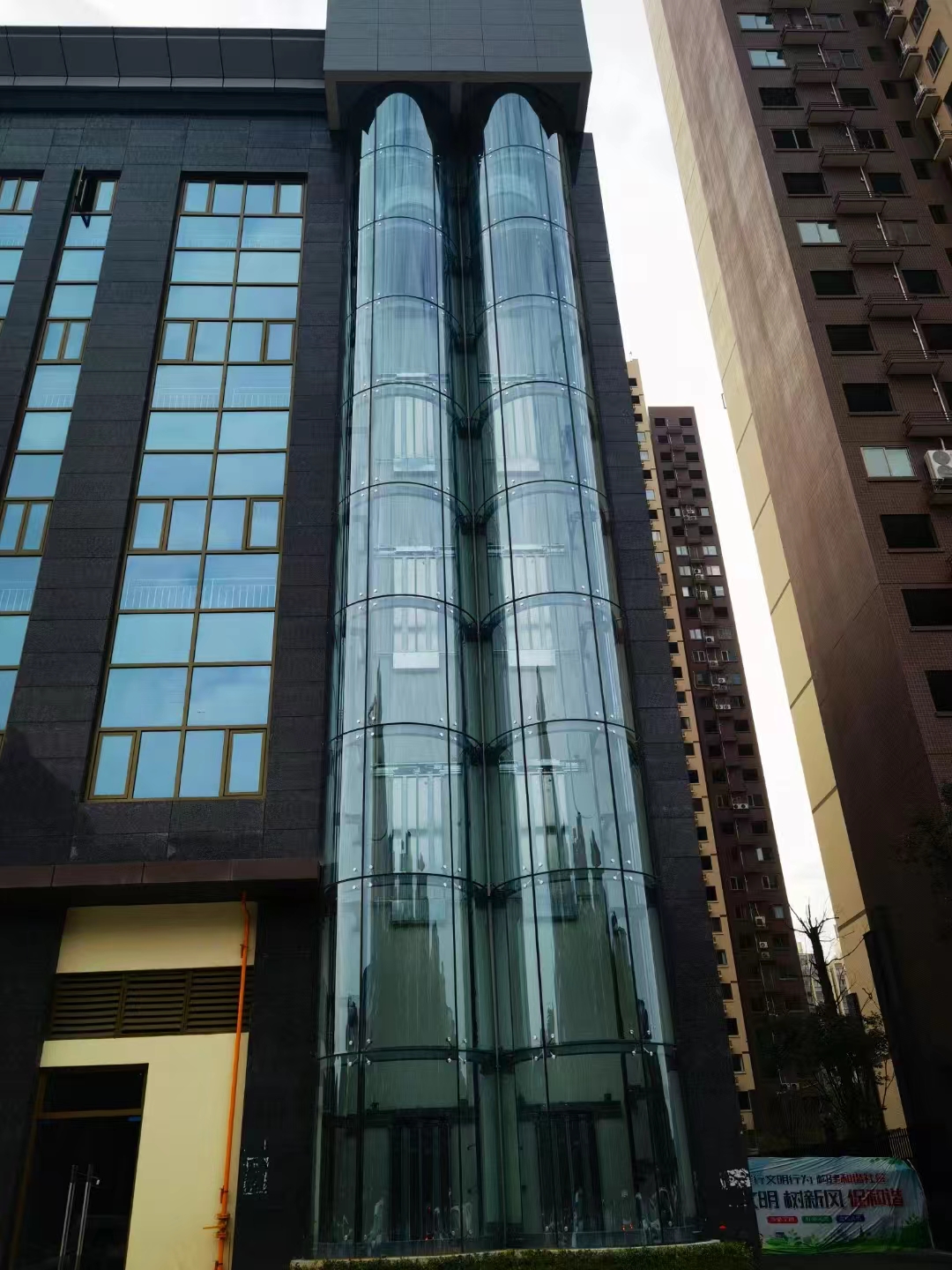 冬日里的温暖——升华更新改造、加装电梯经典案例(图3) 冬日里的温暖——升华更新改造、加装电梯经典案例(图4)